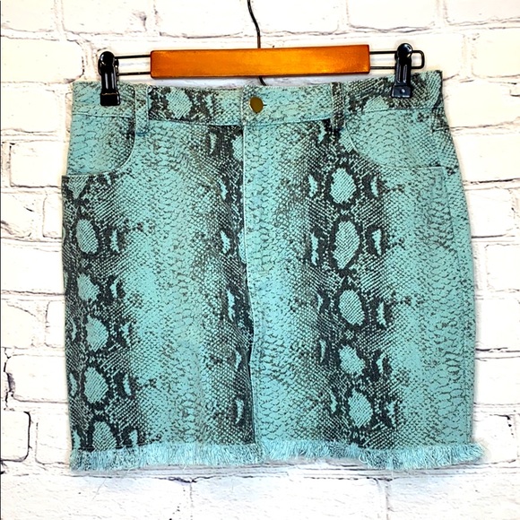 Blue Blush Dresses & Skirts - Blue Blush Blue Gray Snake Print Frayed Hem Skirt Size Medium